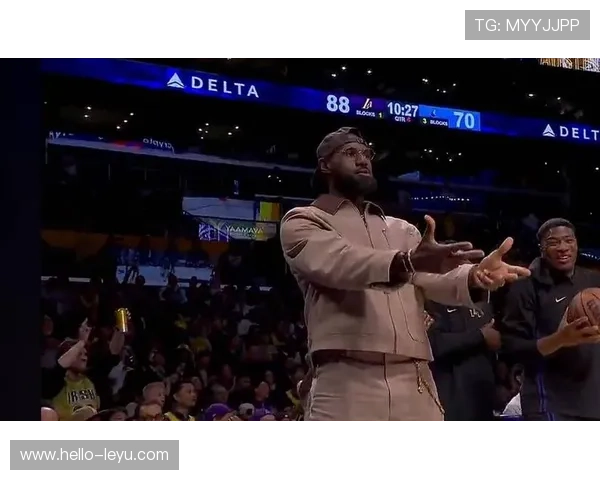 詹姆斯爆发率湖人逆转勇士登顶西部榜首关键战砍下三双引热议全美 詹姆斯爆发率湖人逆转勇士登顶西部榜首关键战砍下三双引热议全美