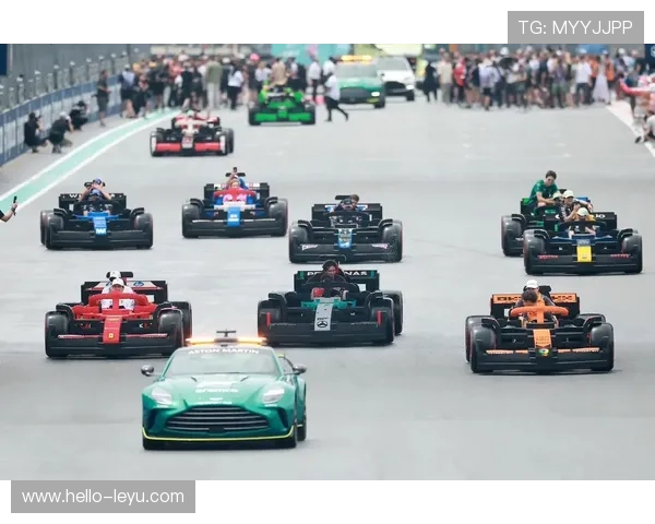 F1赛季最新动态：红牛车队连续称霸 梅赛德斯与法拉利奋力追赶