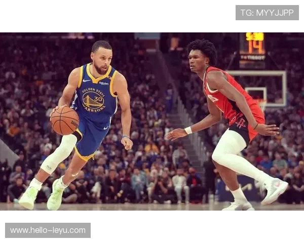 《NBA季后赛激战正酣 球队策略变化引发新一轮对决高潮》